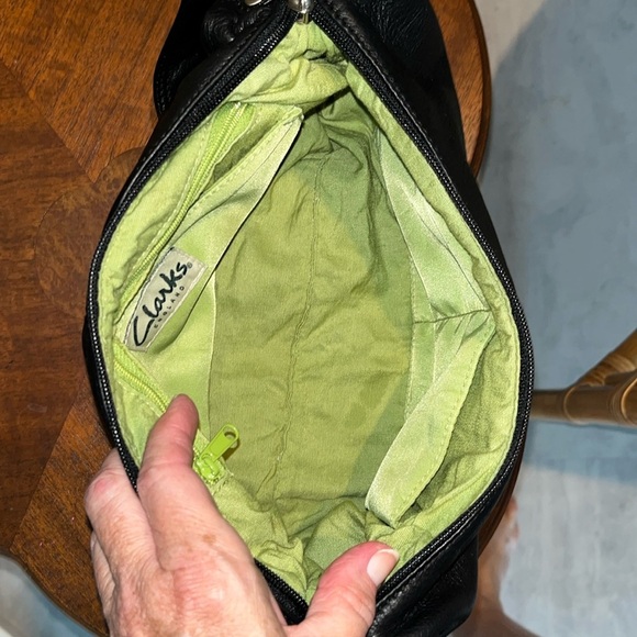 Clarks  Hobo bag  shoulder bag  pebbled leather Black  brushed silvertone HW GUC - Picture 2 of 14